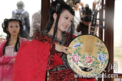 “东湖女孩”各显风采 楚河上演游船时尚风景秀