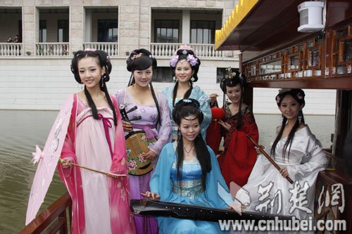 “东湖女孩”各显风采 楚河上演游船时尚风景秀