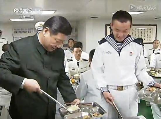 习近平考察南海舰队 军舰与士兵进餐自己打饭