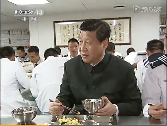 习近平考察南海舰队 军舰与士兵进餐自己打饭
