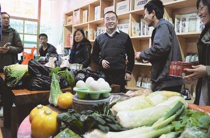 在太原市某超市，绿色食品专柜深受消费者青睐。首席记者高在中摄