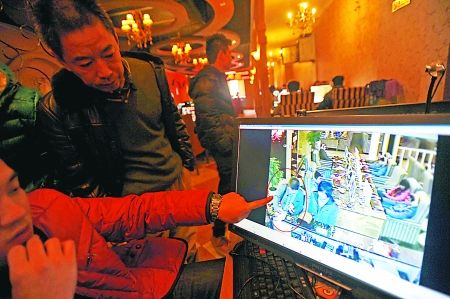 昨日，李家沱，网吧老板在查看嫌疑人（画圈处）的视频。 记者 张路桥 摄