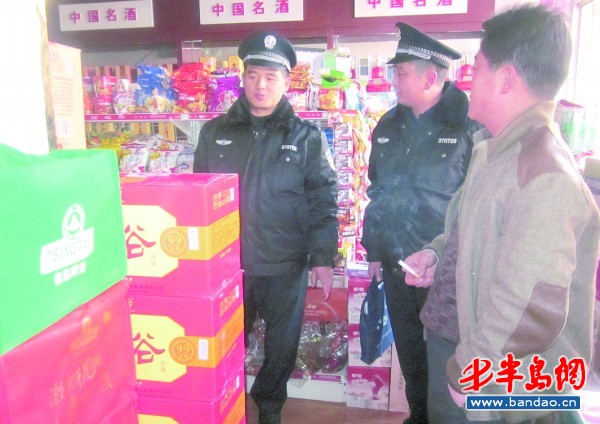 执法人员正在询问商店中酒类产品的相关情况。