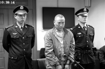 昨日，嫌疑人黄永胜在法庭上受审。他涉嫌扎死工友，逃匿12年后自首。通讯员 刘诗源 摄