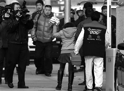 　女性人质被安全解救。昨日，北京丰台区发生一起劫持人质事件，嫌犯已被抓获，人质安全解救。新京报记者 尹亚飞 摄