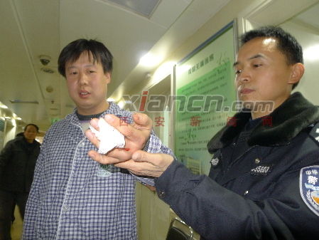 民警张涛左手中指肌腱被砍断，正在等待手术
