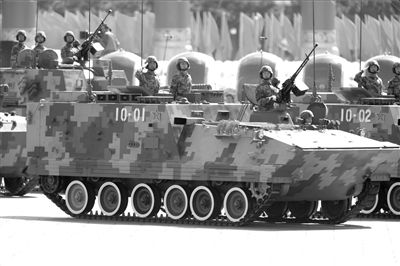2009年10月1日,庆祝新中国成立60周年阅兵式上,我陆军装甲兵部队接受检阅。(资料图片)本报记者周民摄 2009年10月1日,庆祝新中国成立60周年阅兵式上,我陆军装甲兵部队接受检阅。(资料图片)本报记者周民摄