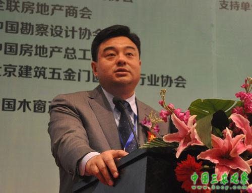 会议主持人中国木窗产业联合会副主席 茅新波先生.jpg