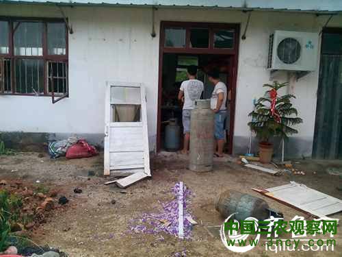 爆炸现场凌乱，“万幸几个大煤气罐没有爆炸”目击者说。