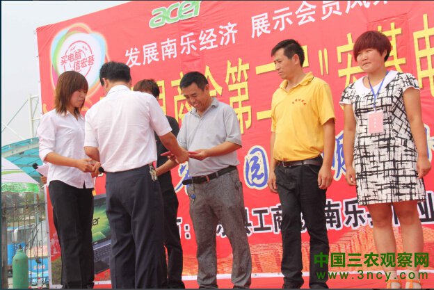 南乐：河南省梨园春明星小擂主援手雷锋理发屋 倾情义演传播社会正能量