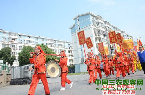 2 “抬猛将”进小区.jpg