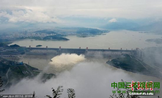 三峡大坝开泄洪深孔泄洪 气势磅礴