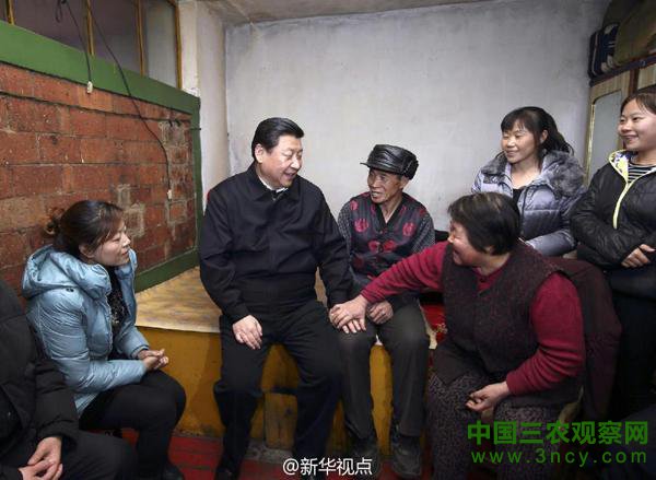 （习近平总书记到看望生活在林业棚户区的群众。）