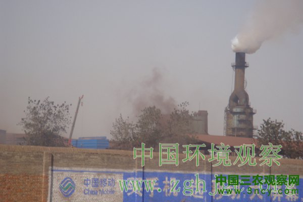 从德众钢铁小高炉冒出浓浓黄烟。.JPG