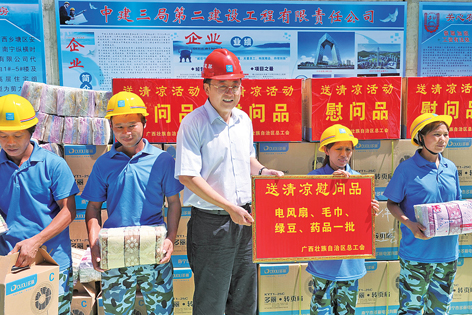 自治区总工会慰问组看望高温下仍坚持生产的建筑工人。