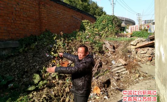 3 拆掉的房屋,建筑垃圾就地堆放,未作清理.jpg