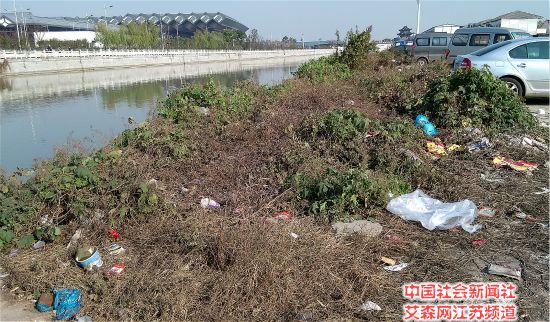 4 垃圾遍地的茅山塘与整洁的苏州火车站仅一河之隔.jpg
