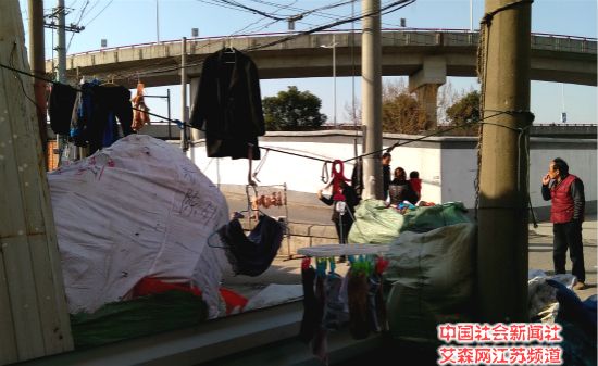 1 围墙外是壮观的高架和宽阔整洁的主干道,围墙内是环境脏乱差的老旧居民区.jpg
