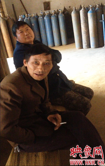 漯河一氧气厂工人抽烟装氧气 安全生产存监管真空 漯河一氧气厂工人抽烟装氧气 安全生产存监管真空