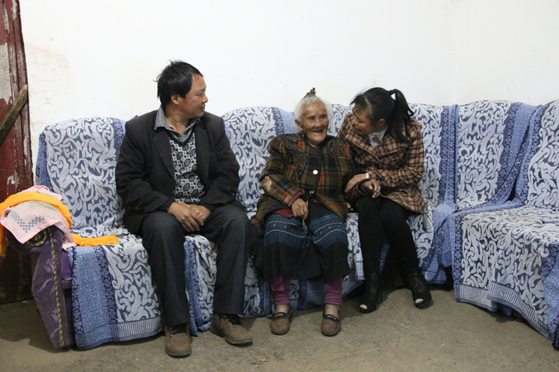 彭训宽、刘世艳与安美珍在一起.jpg
