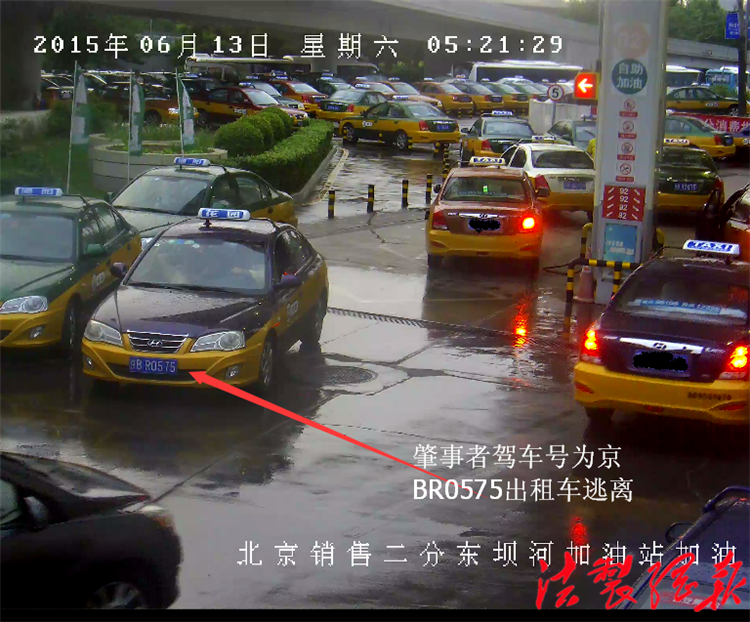 北京望京东坝河加油站一临时工遭出租车司机围殴 警方介入