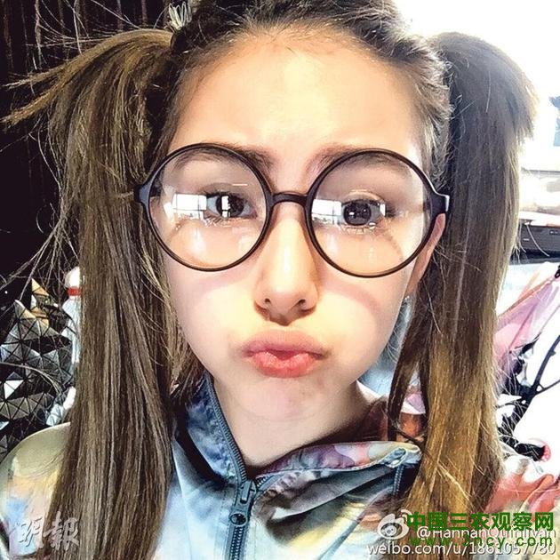 昆凌在微博上载戴眼镜嘟嘴的可爱照片