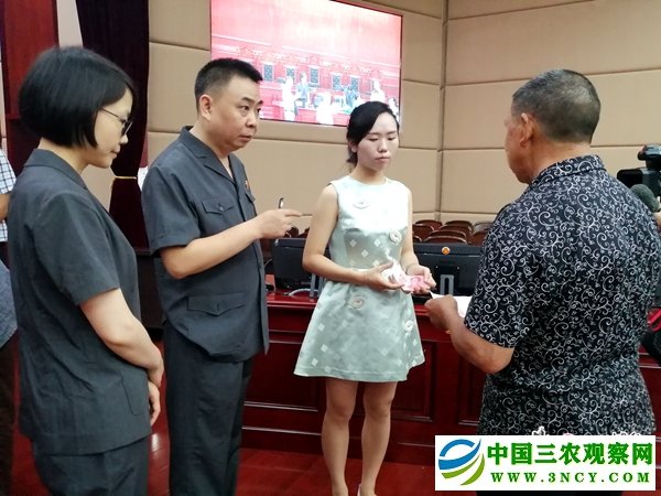 被告人当庭交付生态修复费用给翠屏区林业竹业局相关人员（摄影 赵晨希）.jpg