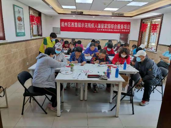 手绘团扇，助残送爽
