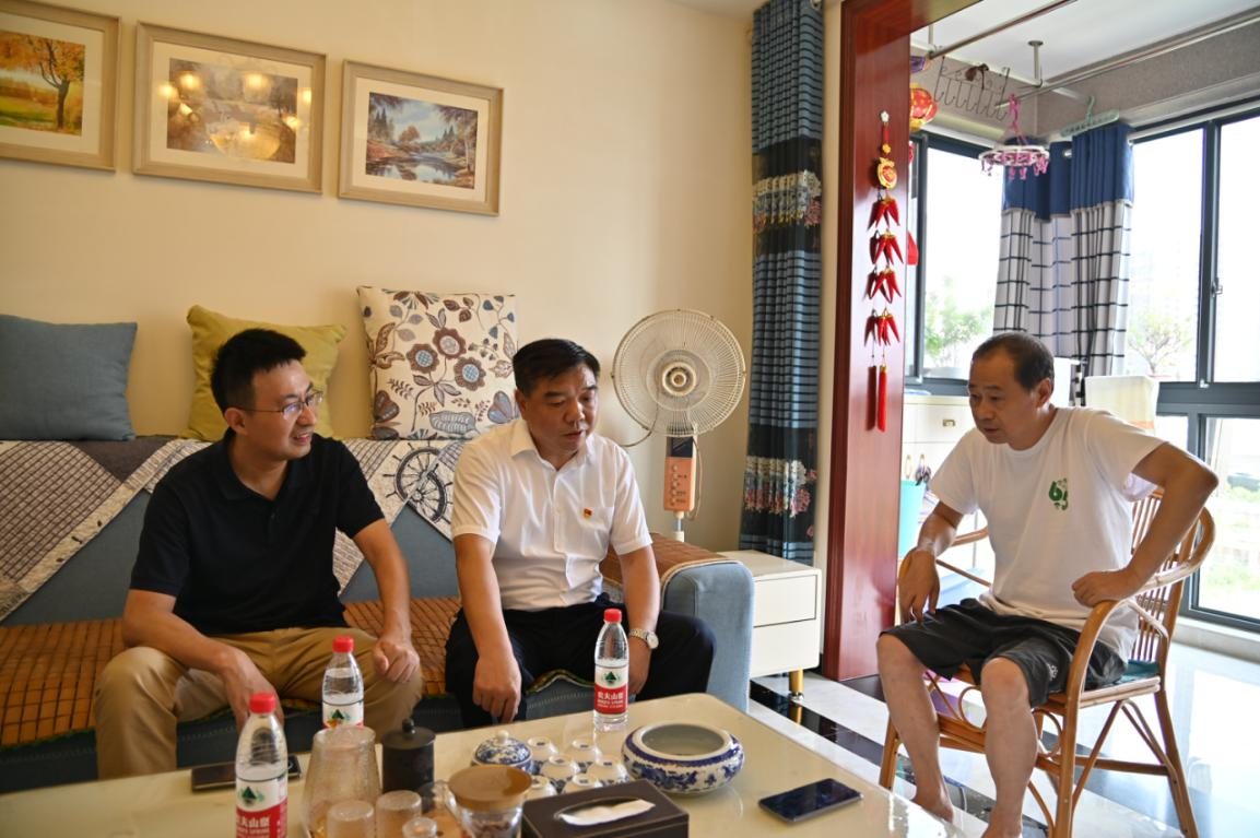江西建工总经理林绍华慰问困难党员和职工