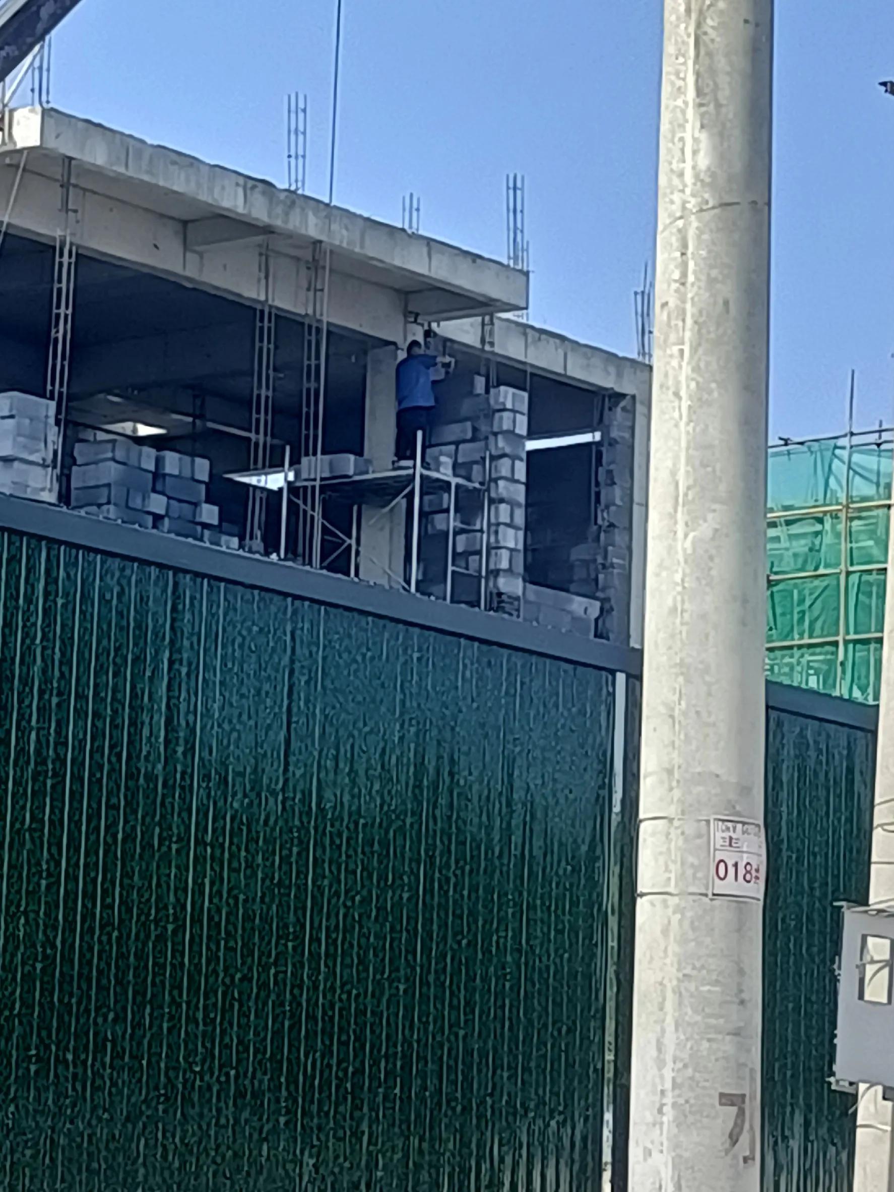 清河一工地施工高空砌墙无防护 何谈安全监管？